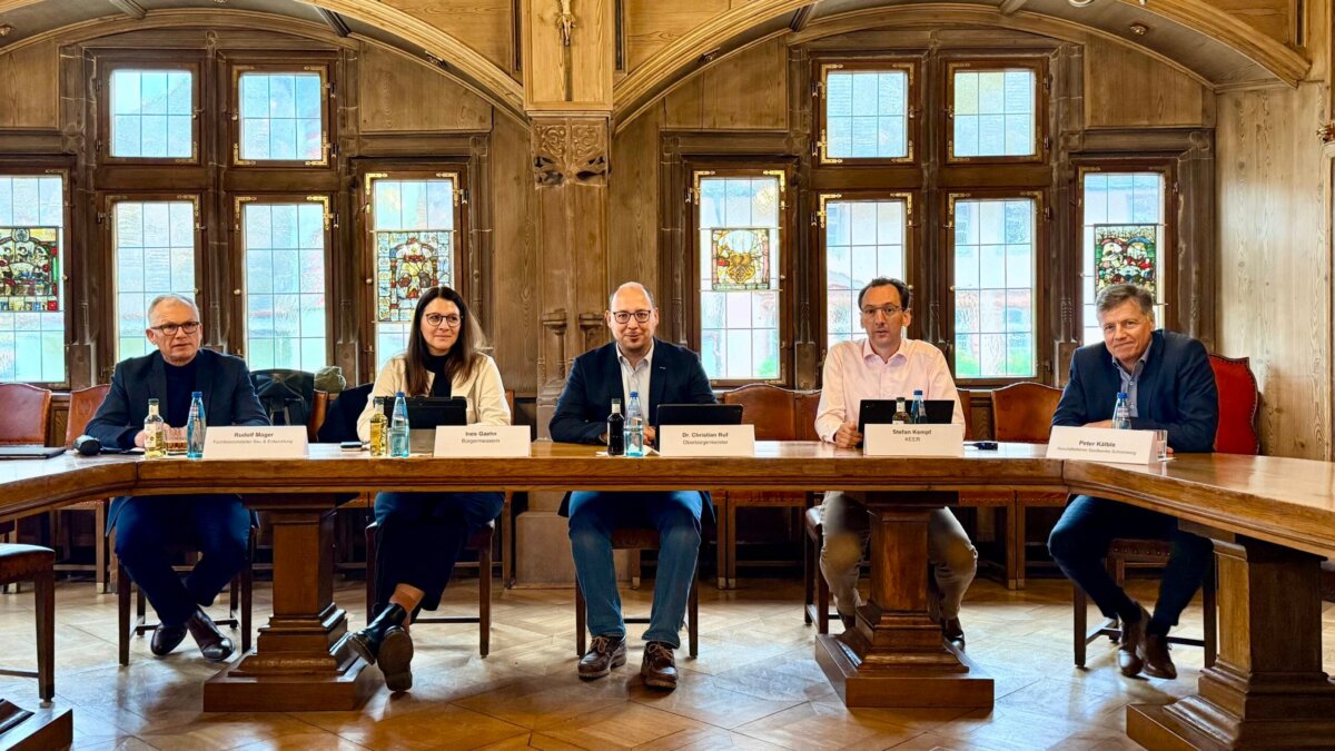 Partner in Sachen Windkraft (von links): Rudolf Mager, Fachbereichsleiter Bauen & Stadtentwicklung in Rottweil, Bürgermeisterin Ines Gaehn, Oberbürgermeister Dr. Christian Ruf, Stefan Kempf, kaufmännischer Geschäftsführer der Energieversorgung Rottweil (ENRW) und Vertreter der KEER, sowie Peter Kälble, Geschäftsführer der Stadtwerke Schramberg. Foto: Peter Arnegger