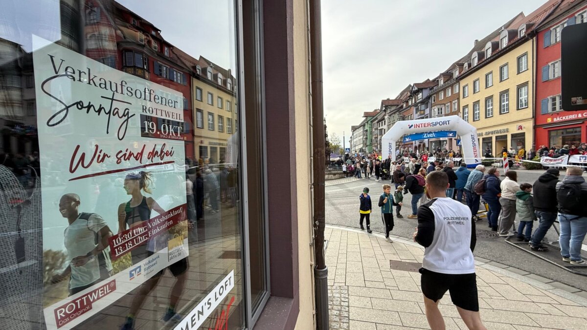 Gehören seit Jahren zusammen: der Verkaufsoffene Sonntag und der Rottweiler Volksbanklauf. Foto: Peter Arnegger
