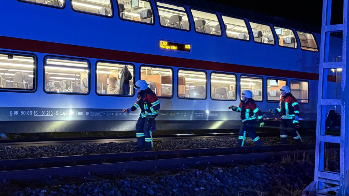 Einsatzkräfte der Feuerwehr gehen den Zug ab. Foto: Peter Arnegger