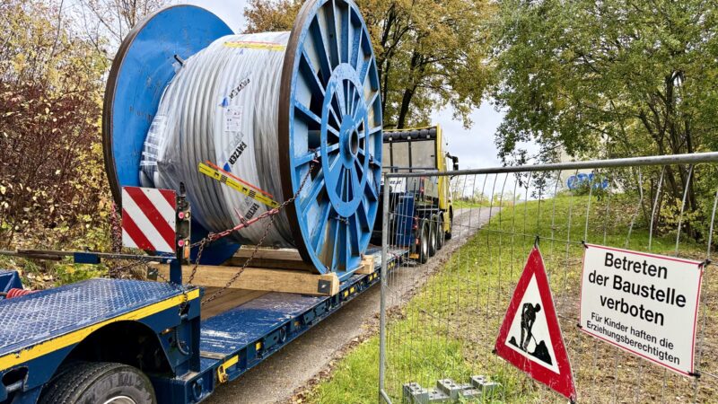 Rottweiler Fußgänger-Hängebrücke: Die Tragseile sind eingetroffen