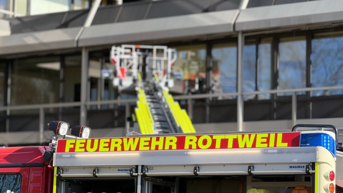 Übung bei BDT: Die Feuerwehr Rottweil im Einsatz. Foto: Peter Arnegger