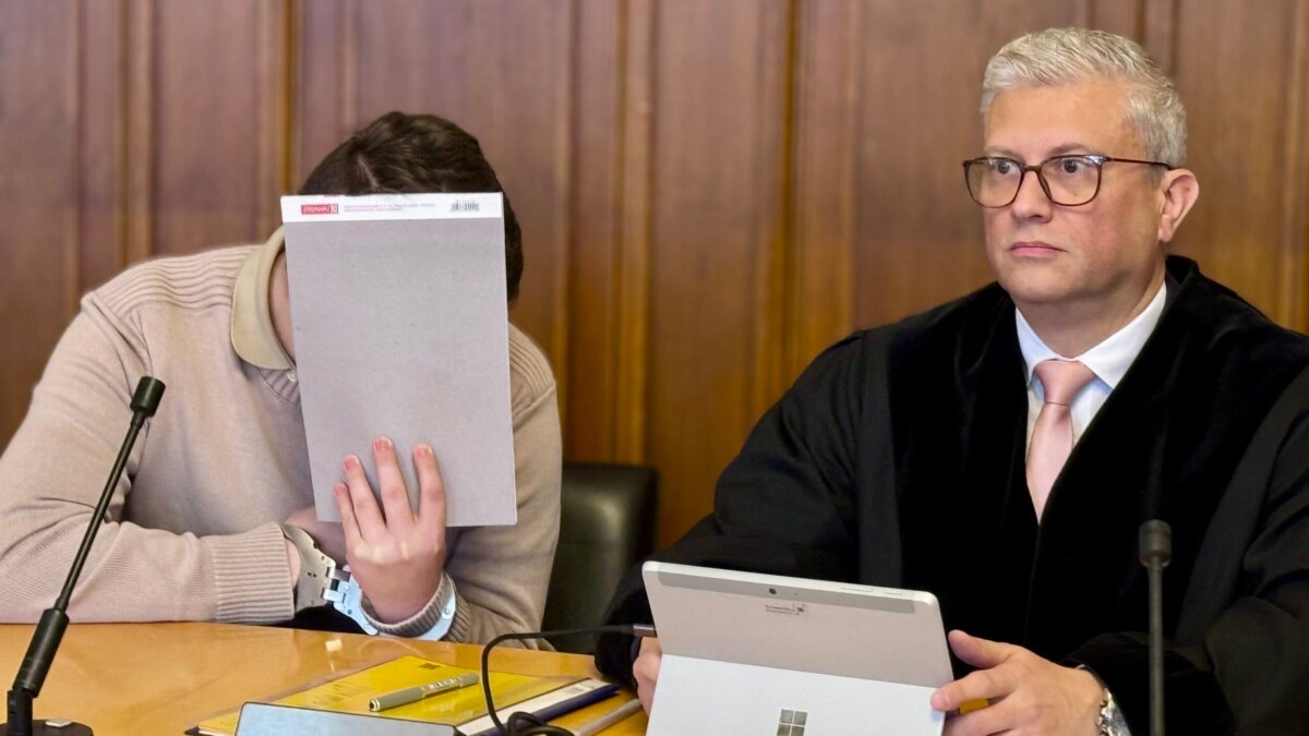 Der junge mutmaßliche Muttermörder mit seinem Pflichtverteidiger Rüdiger Mack. Foto: Peter Arnegger