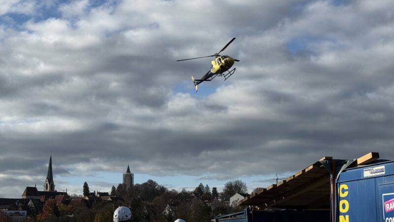 Per Hubschrauber: Seil der Hängebrücke in Rottweil wird eingezogen