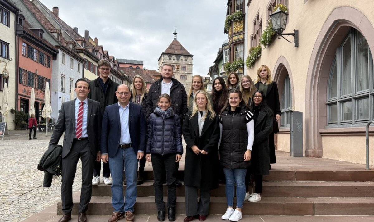 Die Rechtsreferendarinnen und Rechtsreferendar mit Vorsitzender Richterin am Landgericht Sarah
Hakenbeck-Rottner (vordere Reihe Mitte), Oberbürgermeister Dr. Christian Ruf (links daneben) und
Präsident des Landgerichts Florian Diekmann (ganz links). Foto: pm