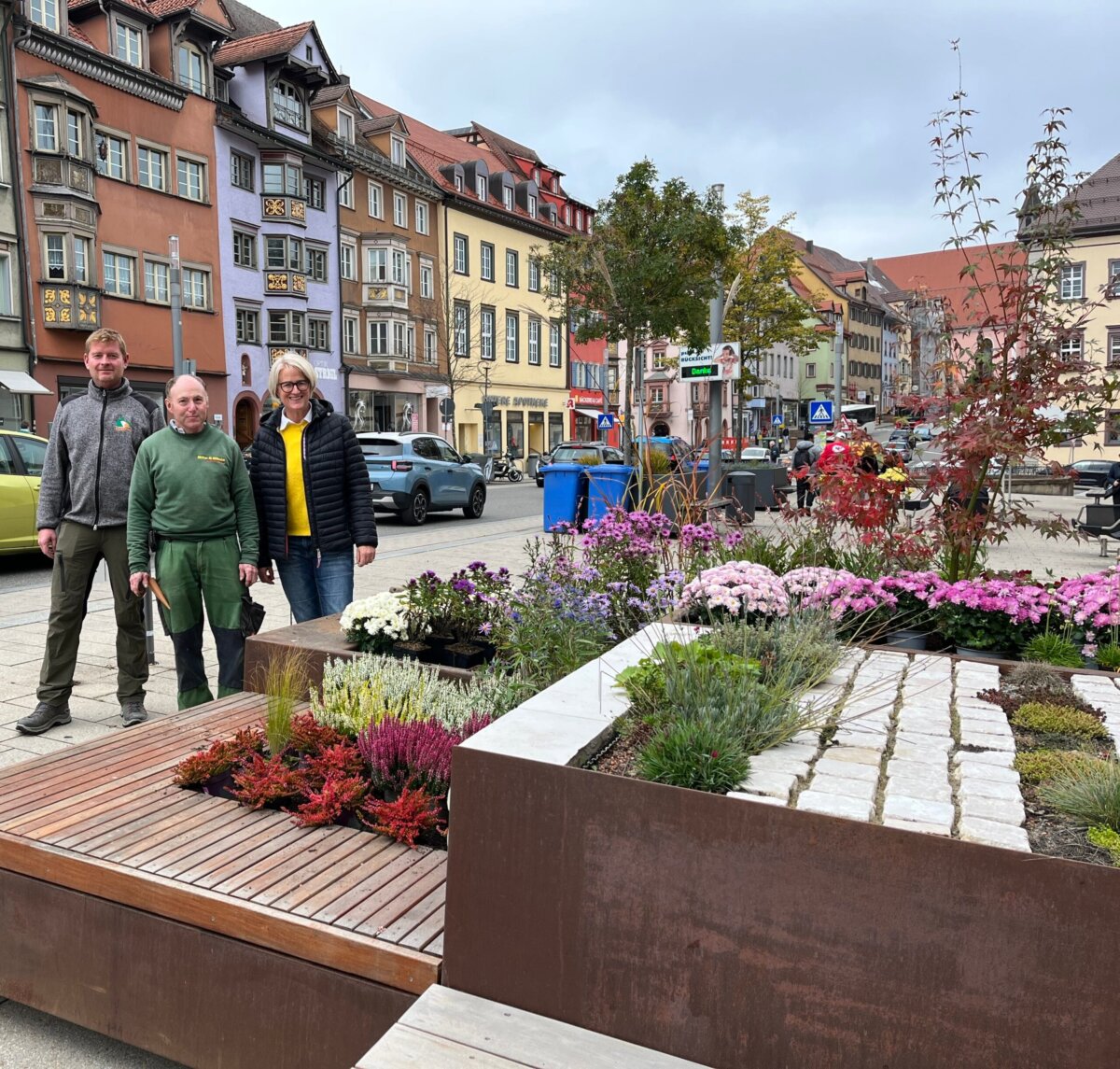 Rottweil blüht auf:Die Geschäftsführerin der Landesgartenschau Rottweil 2028 gGmbH ,Annette Stoll-Zeitler, freut sich mit (von links) Harald Schäfer, Schäfer Landschaftsbau, und Rainer Müller, Müller und Wilhelm Gartengestaltung, über die Pflanzinsel in der Innenstadt (Foto: Landesgartenschau Rottweil / Ruess).