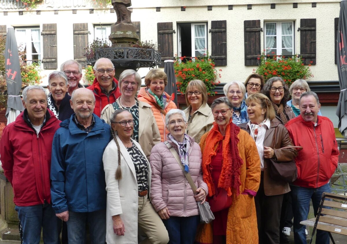 Die Jahrgänger am Schramberger Hirschbrunnen. Foto: privat