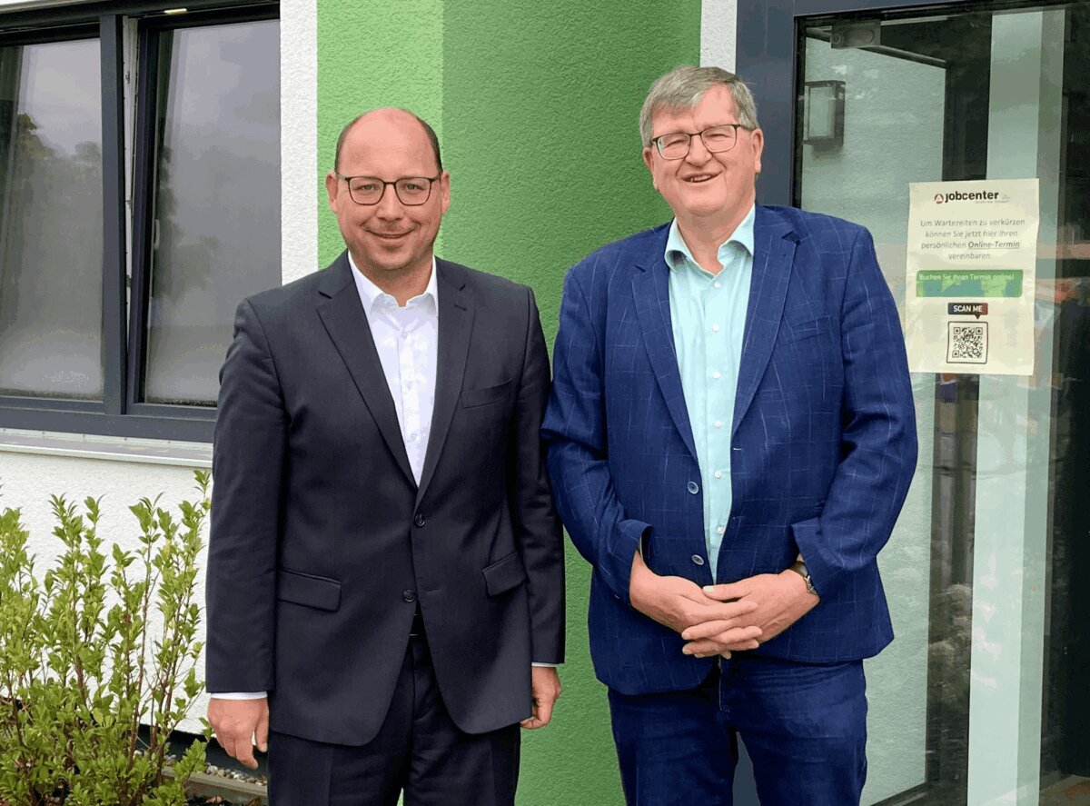 Oberbürgermeister Dr. Christian Ruf (links) hat sich zum Austausch mit dem Geschäftsführer Thomas Dautel vom Rottweiler Jobcenter getroffen.  Foto: Tobias Hermann, Stadt Rottweil