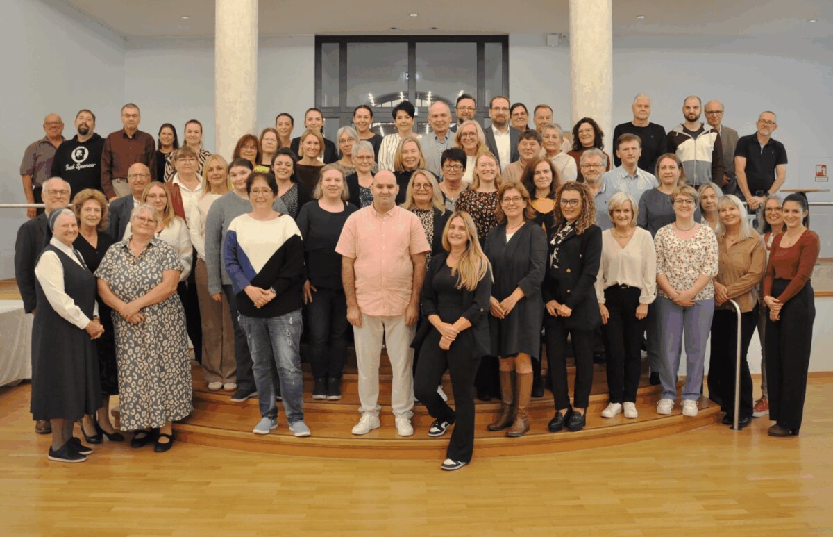 Das Vinzenz von Paul Hospital ehrte 108 langjährige Mitarbeitende für insgesamt 1930 Dienstjahre. Foto: Nicole Schröder