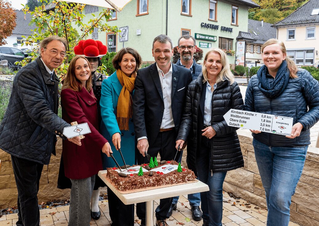 Anschnitt der Kinzigtalsteig-Torte mit (Ober-)bürgermeister(innen) und Vertreterinnen des Tourismusverbands (von links): Siegfried Eckert (Gutach), Isabella Schmider (STK), Dorothee Eisenlohr (Schramberg), Thomas Geppert (Wolfach), Jürgen Leichtle (Lauterbach), Helga Wössner (Mühlenbach) und Simone Nierholz, Schwarzwald Tourismus Kinzigtal. Foto: pm