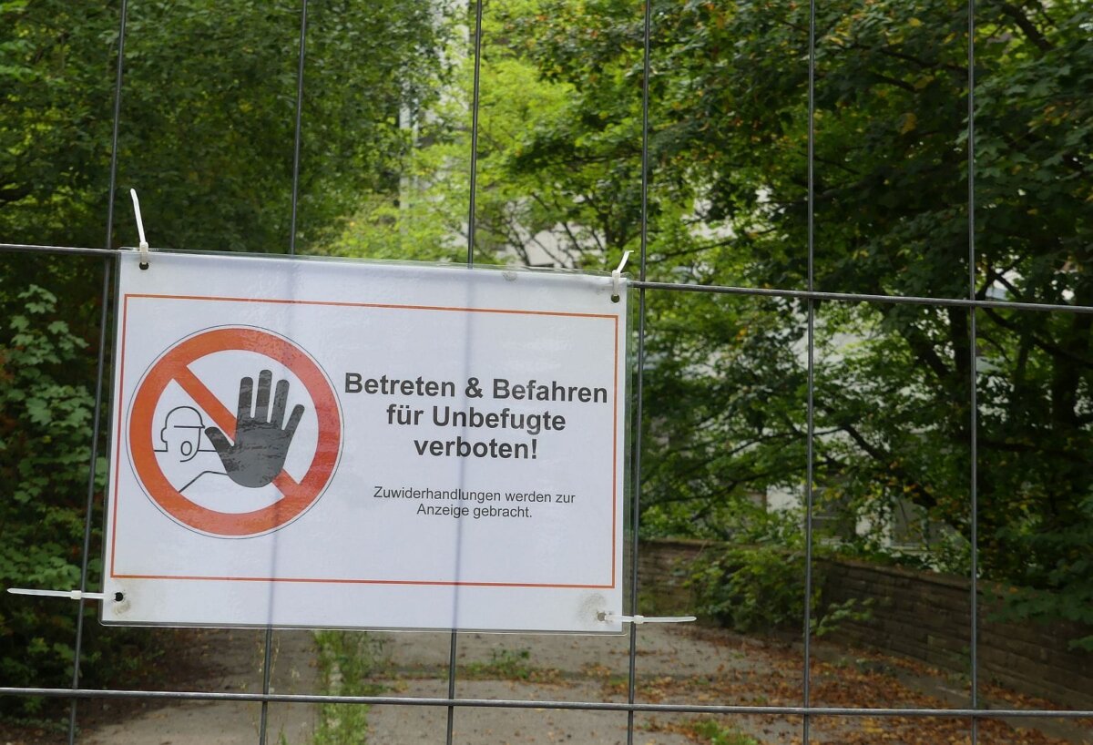 Hinter einem Bauzaun verborgen. das Schramberger Krankenhaus im Dornröschenschlaf. Foto: him