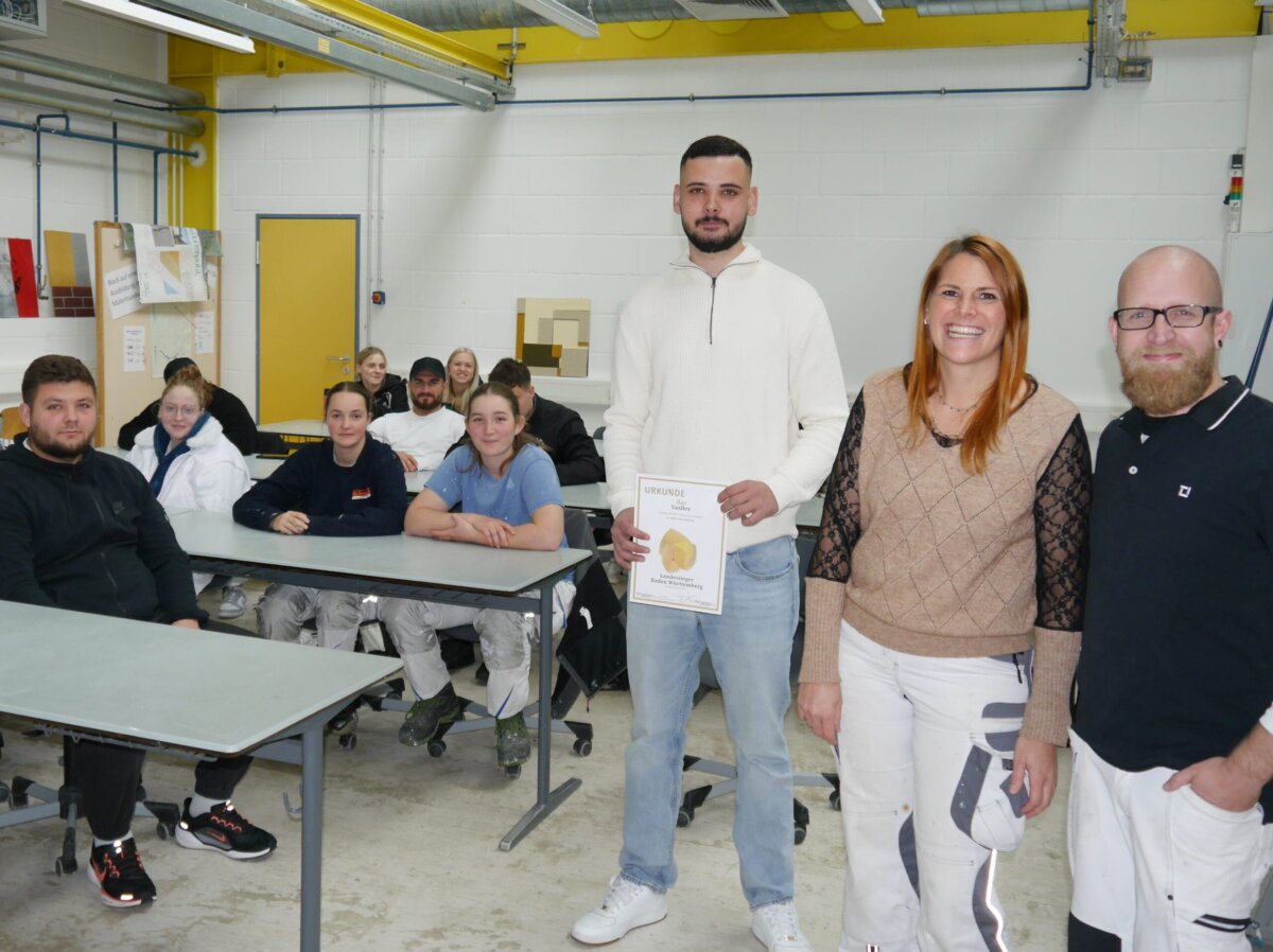 Der Landessieger der Maler und Lackierer Ilija Vasilev (stehende links) hat seine ehemalige Schule besucht und den Auszubildenden von seinem Werdegang und dem Wettkampf berichtet. Stolz auf dieses Ergebnis sind auch seine ehemaligen Lehrkräfte Matthias Sieber (rechts) und Madeleine Fuentes (2. von rechts). Foto: pm