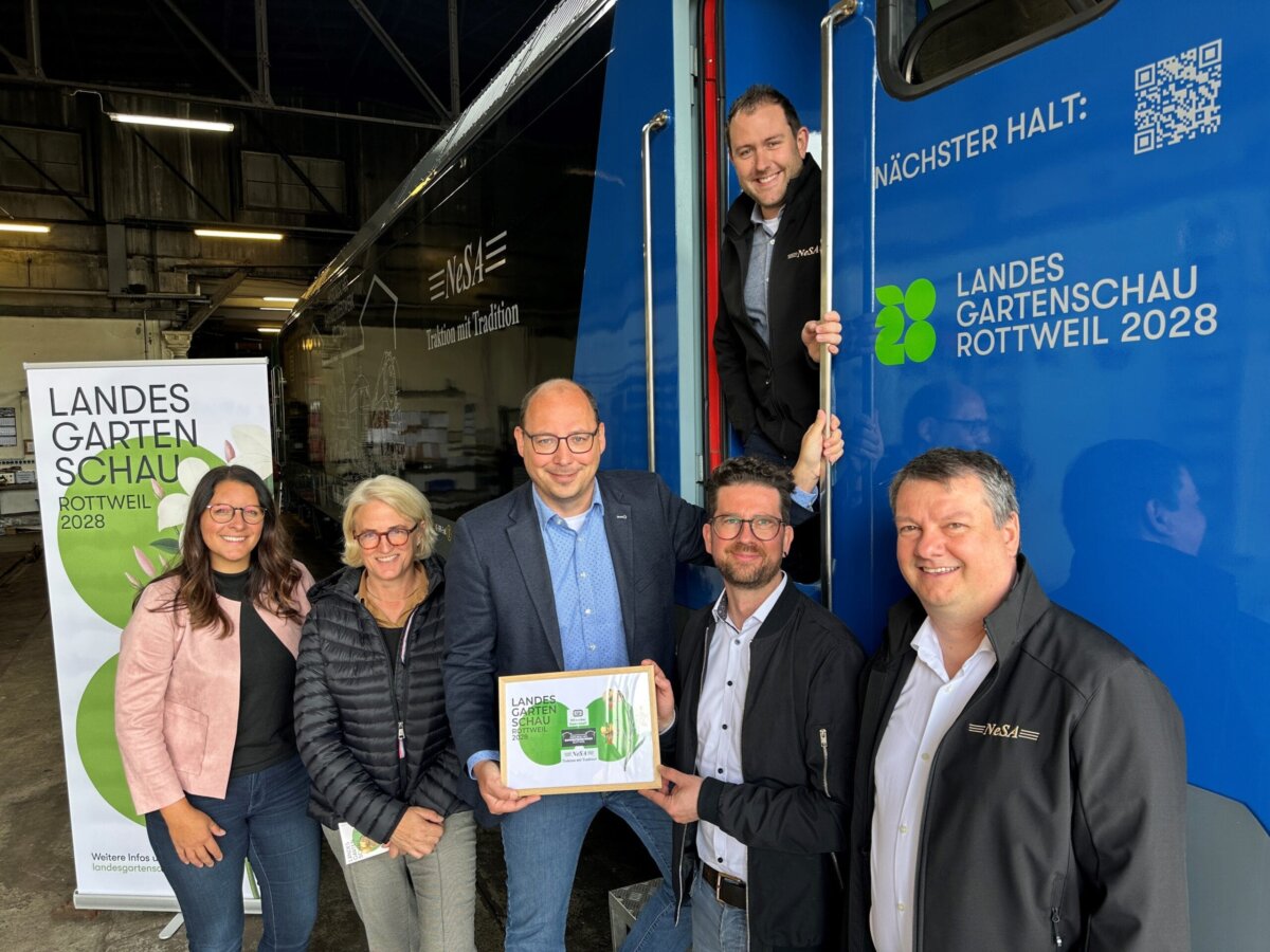 Nächster Halt Landesgartenschau 2028: Die beiden Landesgartenschau-Geschäftsführerinnen Ines Gaehn und Annette Stoll-Zeitler sowie Oberbürgermeister Dr. Christian Ruf (von links) freuen sich mit den beiden Geschäftsführern der NeSA, Marco Zimmermann (hinten) und Volker Köppl (rechts) sowie Andreas Kaupp (Mitte) (Geschäftsführer Historisches Bahnbetriebswerk gGmbH) auf die gemeinsame Zusammenarbeit (Foto: Stadt Rottweil / Hermann).