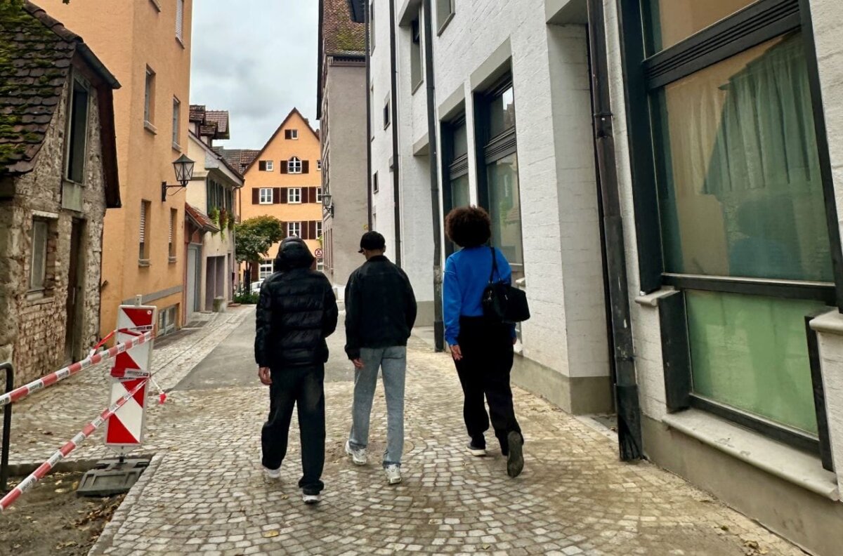 Die Schulgasse ist nach einer Sanierung sämtlicher Ver- und Entsorgungsleitungen im Untergrund und einem kompletten Neuaufbau des Straßenkörpers wieder für den Verkehr frei gegeben (Foto: Stadt Rottweil / Hermann).