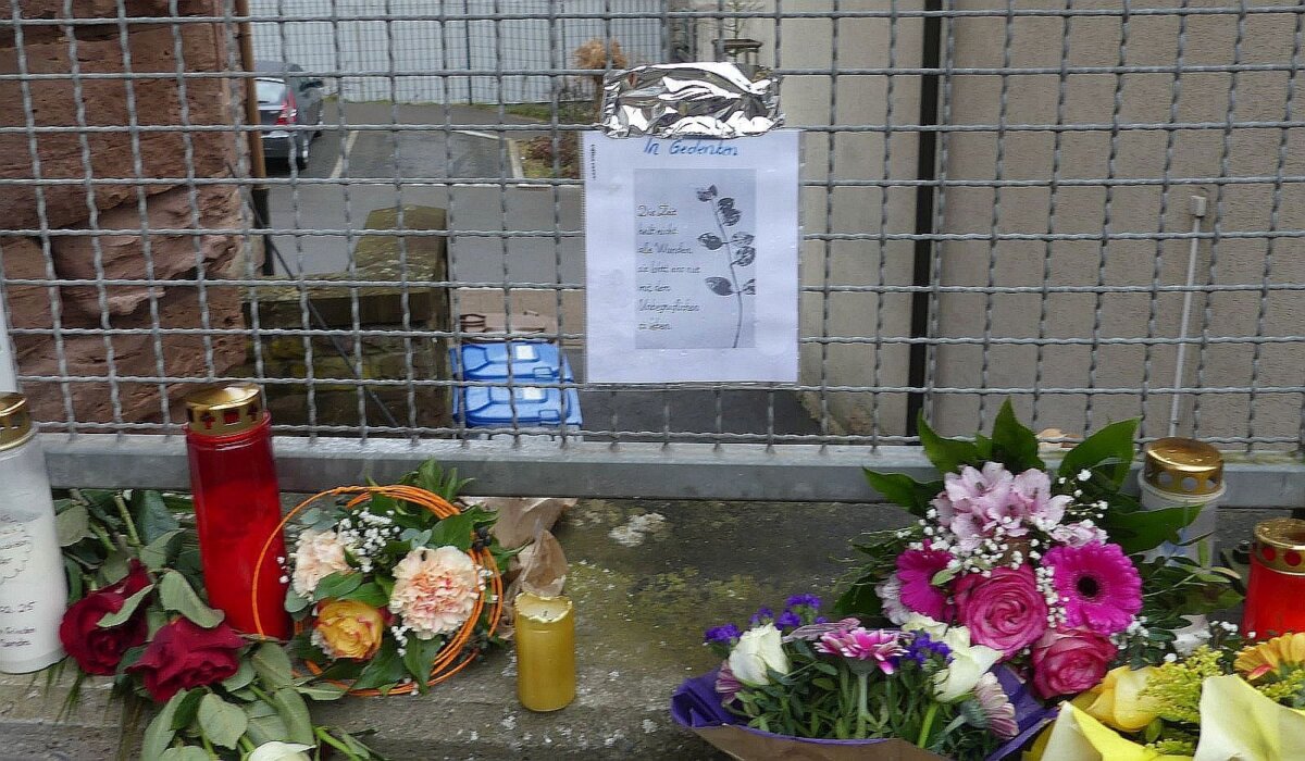 Vor dem Haus in der Tösstraße hatten Verwandte und Freunde des Opfers Kerzen und Blumen niedergelegt. Archiv-Foto: him