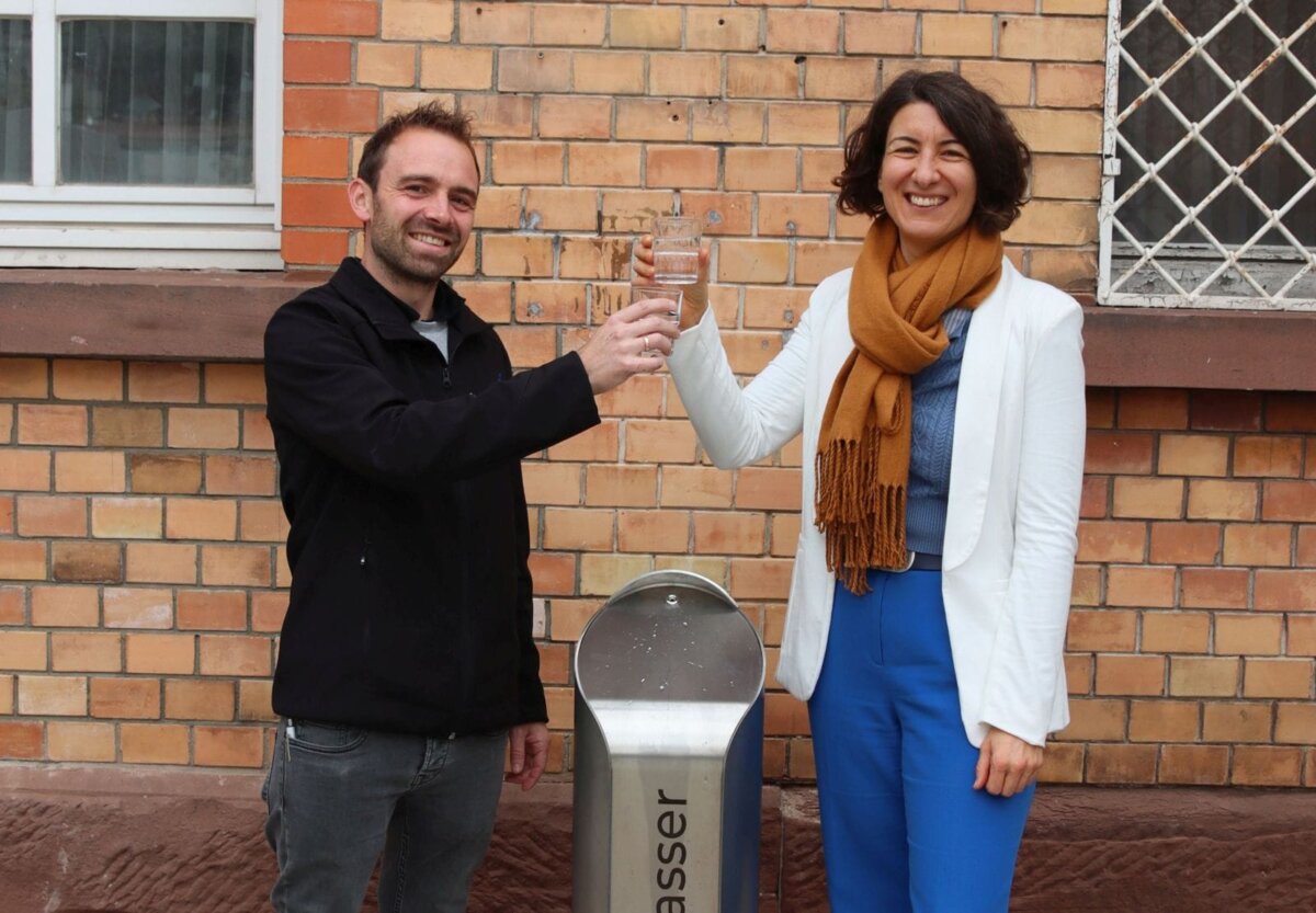 Rene Reske  von den Stadtwerken Schramberg und Oberbürgermeisterin Dorothee Eisenlohr mit dem ersten Glas Wasser. Foto: pm.