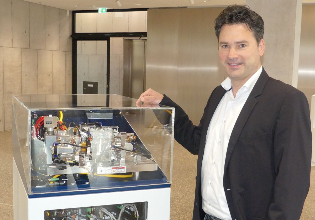 Trumpf Laser Geschäftsführer Björn Dymke mit dem neuen Faserlaser. Foto: him
