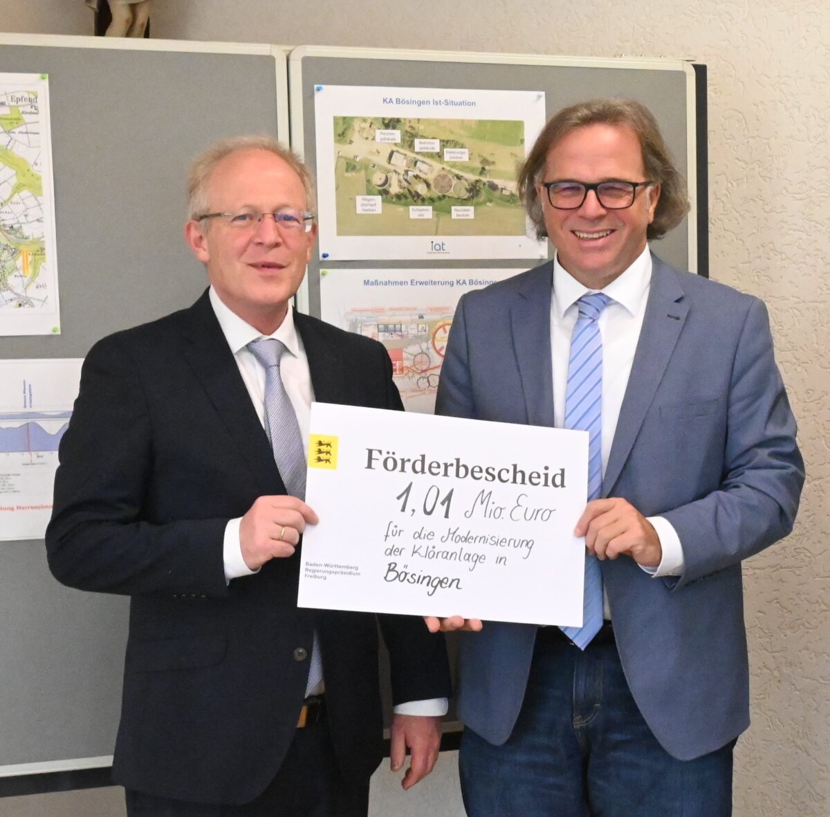 Regierungspräsident Gabbert (rechts) übergibt Bürgermeister Schuster den Förderbescheid. Foto: Klaus Weisser