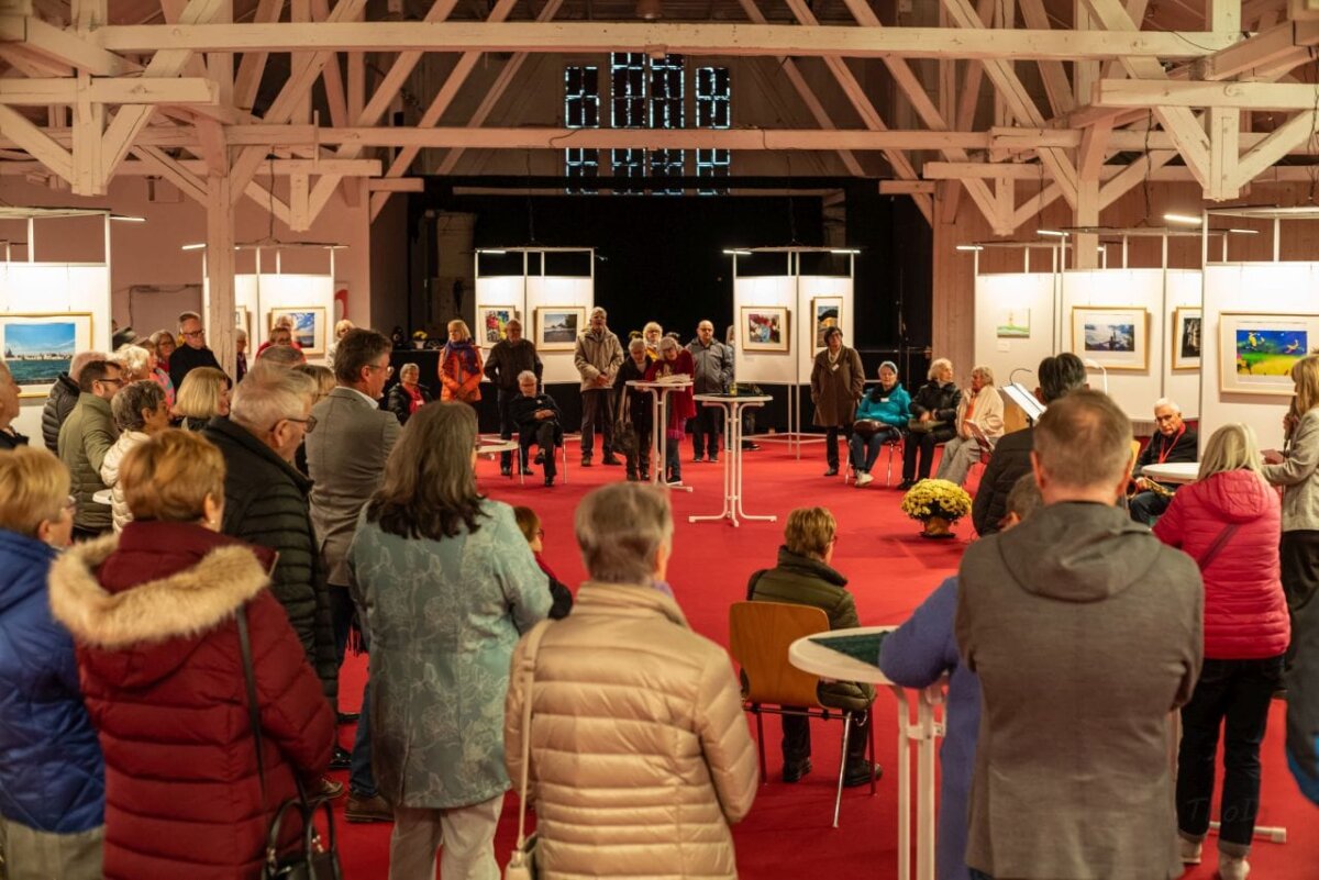 Die Vernissage der Ausstellung „Ein schöner Ort zum Sterben“ in der alten Stallhalle war sehr gut besucht.
Foto: Thomas Decker.