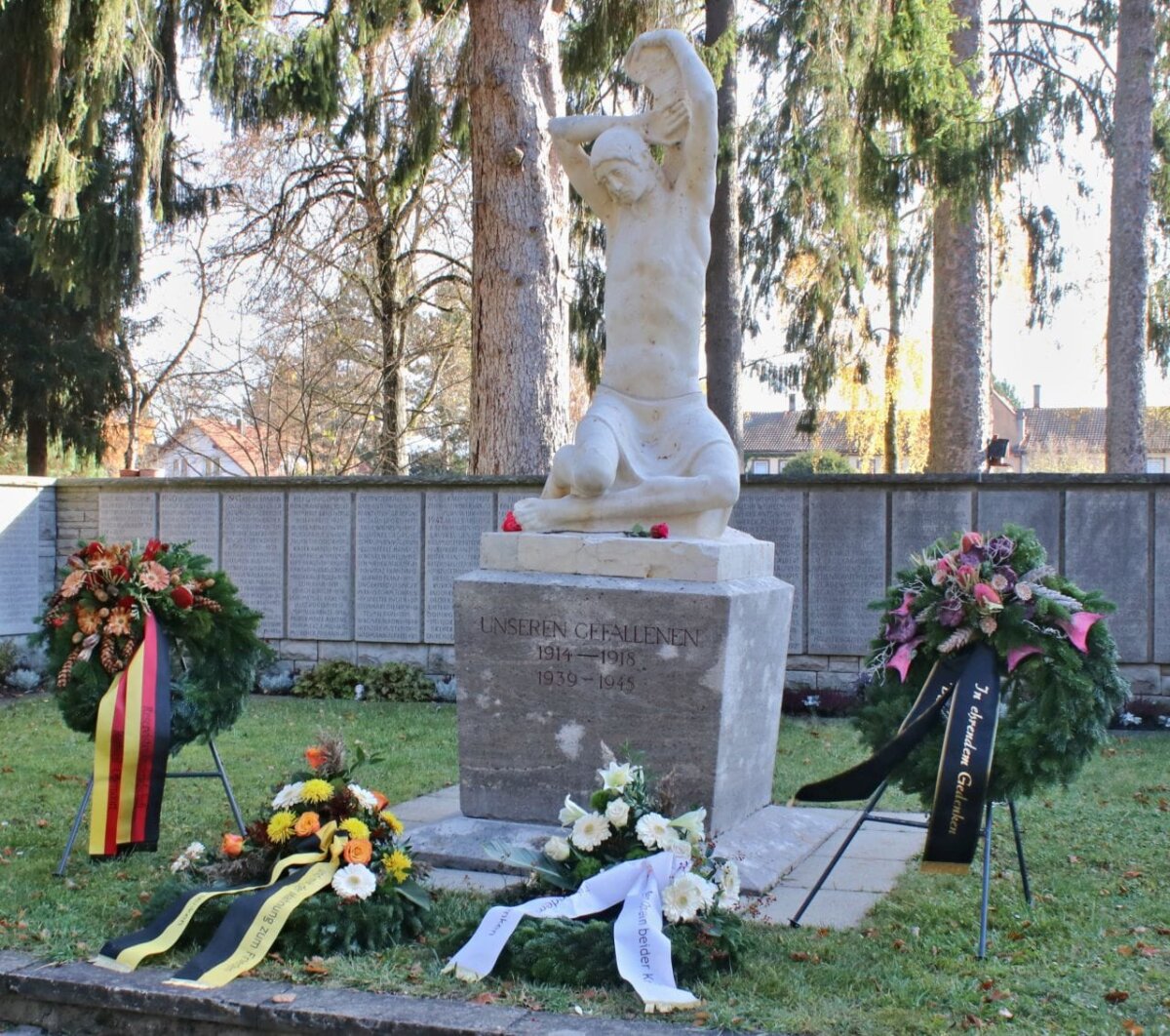 Kränze am Kriegerdenkmal. Foto: Berthold Hildebrand