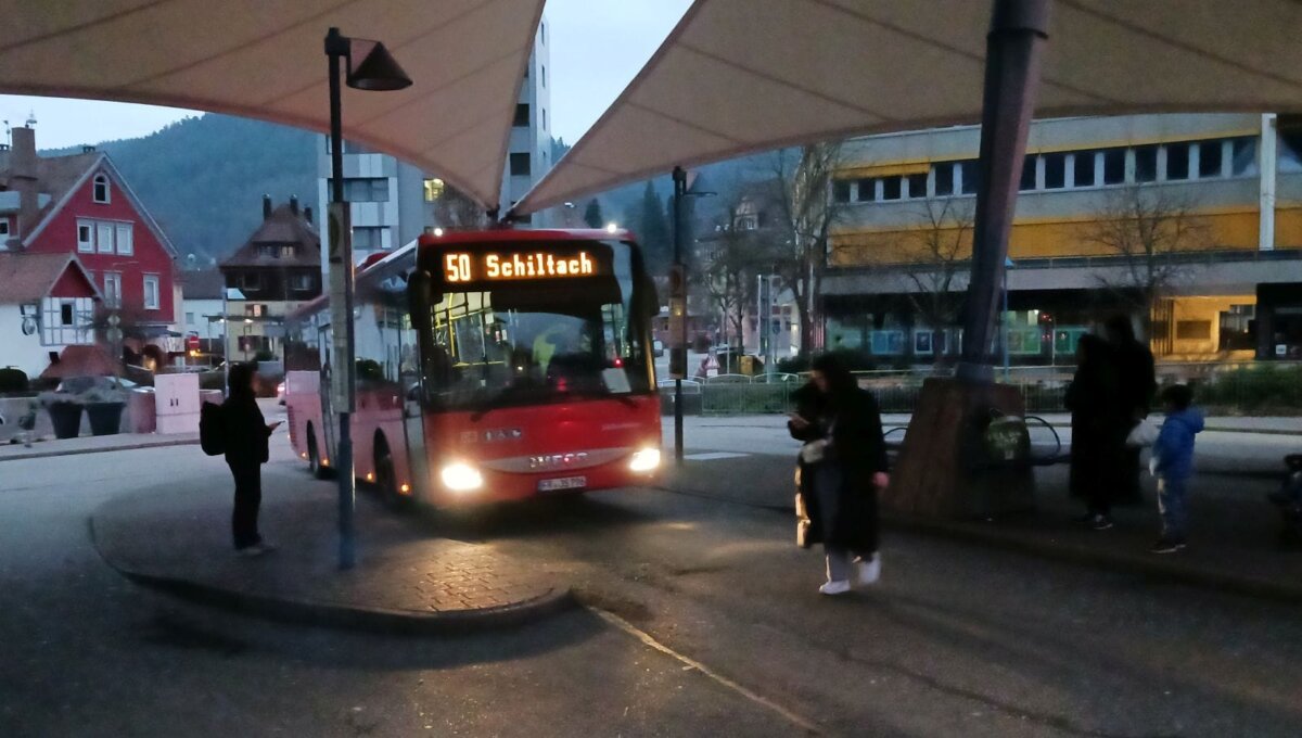 Ein Regiobus wartet am Schramberger Busbahnhof. Archiv-Foto: him
