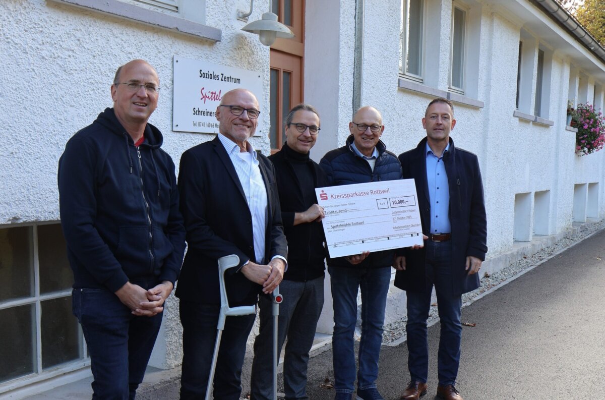 Unser Bild zeigt v.l.n.r.: Frank Bühler (AWO Ortsverein Oberndorf), Ansgar Fehrenbacher (Aufsichtsrats-vorsitzender AWO Soziale Dienste gGmbH), Alexander Schiem (Einrichtungsleiter Soziales Zentrum Spittelmühle), Hans Häckel (Vorsitzender AWO Ortsverein Oberndorf), Thomas Roth (Geschäftsführer AWO Soziale Dienste gGmbH). Foto: pm
