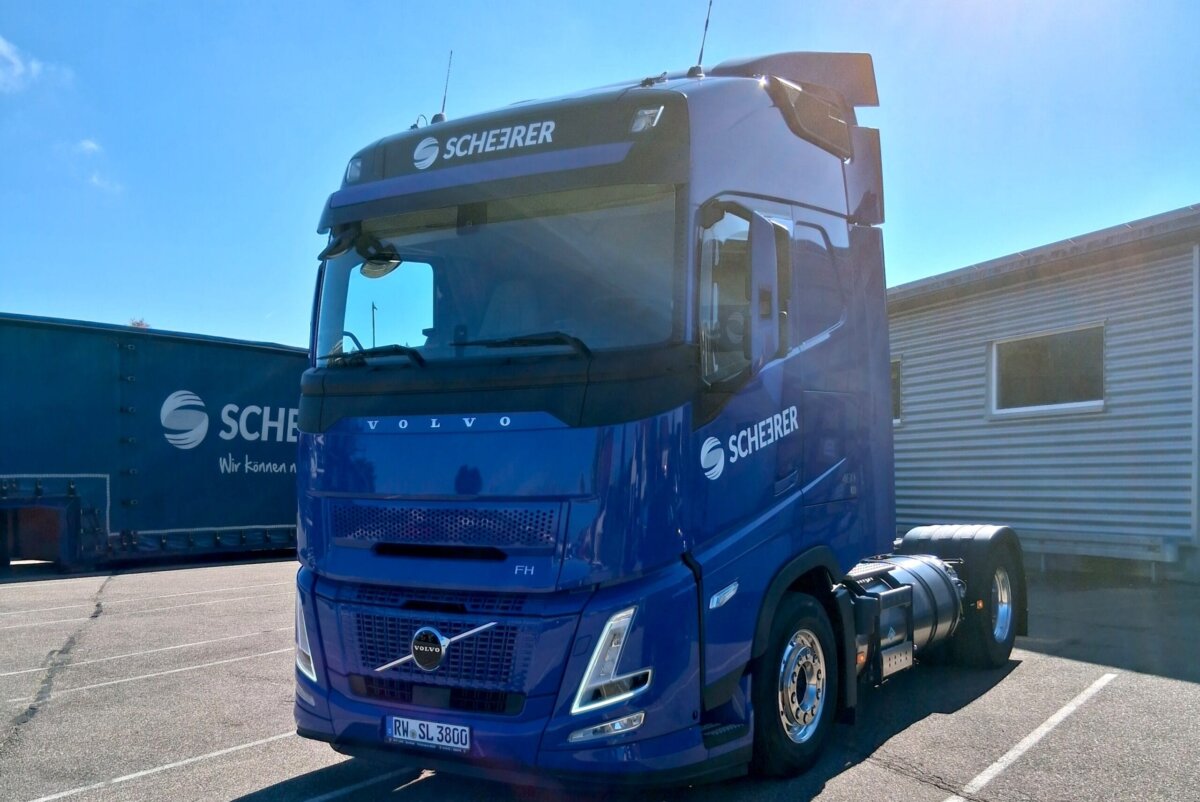Das Aichhalder Unternehmen Scheerer Logistik setzt auf Bio-LNG. Unser Bild zeigt den ersten Volvo FH 460 des Logistikers mit Gasantrieb. Er erweitert den Fuhrpark im Zuge der Nachhaltigkeitsstrategie der Firma. Foto: Scheerer Logistik