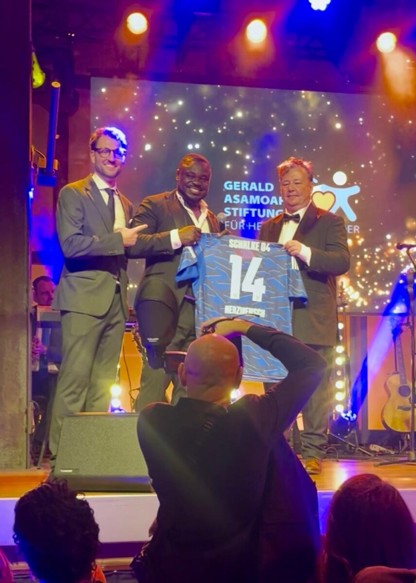 Herzmensch 2025 Rainer Kropp-Kurta (rechts). Unser Bild zeigt ihn mit Gerald Asamoah und Stiftungsleiter Jens Conrad. Foto: pm