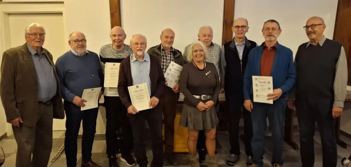 Die Geehrten im Bild von links:
Gerd Schust 2. Vorstand, Moritz Schmidt (10 Jahre), Gerhard Schmeisser (10 Jahre), Bernard Raschke (10 Jahre), Gerold Votteler (55 Jahre), Waltraud Geiger (25 Jahre), Rolf Schmid (40 Jahre), Burkhardt Schlesiger (40 Jahre), Josef Oberle (55 Jahre), Martin Keller Kassierer.
Foto: Geiger