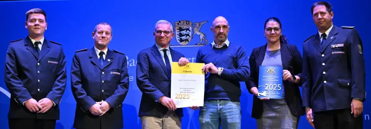 Innenminister Thomas Strobl (Dritter von links) überreichte die Auszeichnung persönlich an Geschäftsführer Markus Jäger vom Autohaus Schmid (Vierter von links). Über die Auszeichnung freuen sich mit ihm von links Marius Weinmann und Markus Württemberger, Mitarbeiter im Autohaus Schmid und aktive Kameraden bei der Freiwilligen Feuerwehr Rottweil sowie Bürgermeisterin Ines Gaehn und Stadtbrandmeister Frank Müller. Die Auszeichnung für MRS Electronic übernimmt die Stadt Rottweil, da die Firmenvertreter terminlich verhindert waren (Foto: Innenministerium).