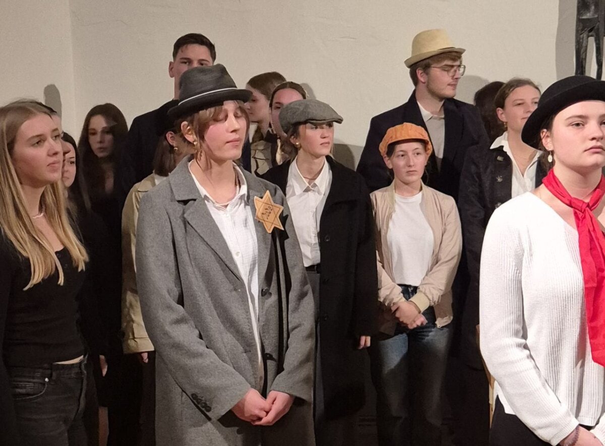 Schülerinnen und Schülern der Nell- Breuning- Schule zeigten in einer Theatersequenz die Geschichte der jüdischen Familie Brandauer. Foto:  Siegmar Kettner