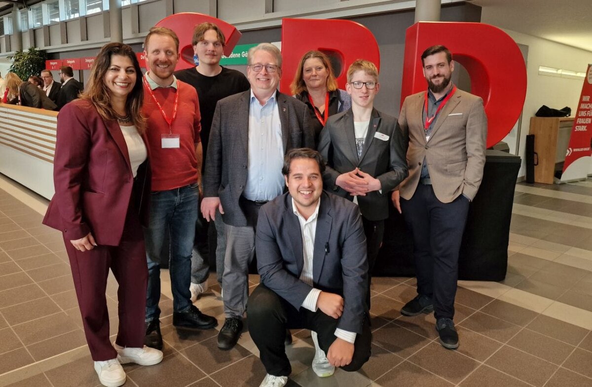 Gemeinsam auf dem SPD-Landesparteitag: Bundestagsabgeordnete Derya Türk-Nachbaur (von links), Sebastian Holzhauer, Nico Wöhrle, Mirko Witkowski, Ali Zarabi, Christine Treublut, Jan Witkowski und Mario Caraggiu. Foto: spd