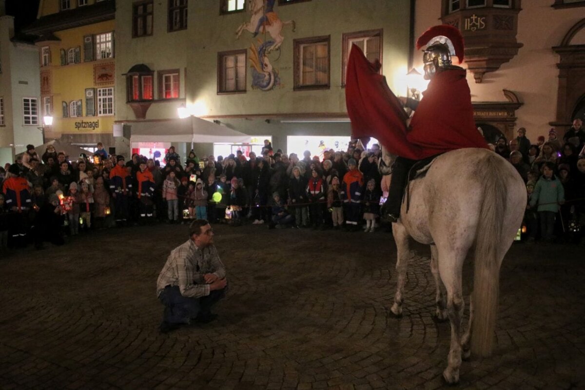 Sankt Martin zerschnitt seinen Mantel und gab eine Hälfte dem Bettler
Foto: Berthold Hildebrand