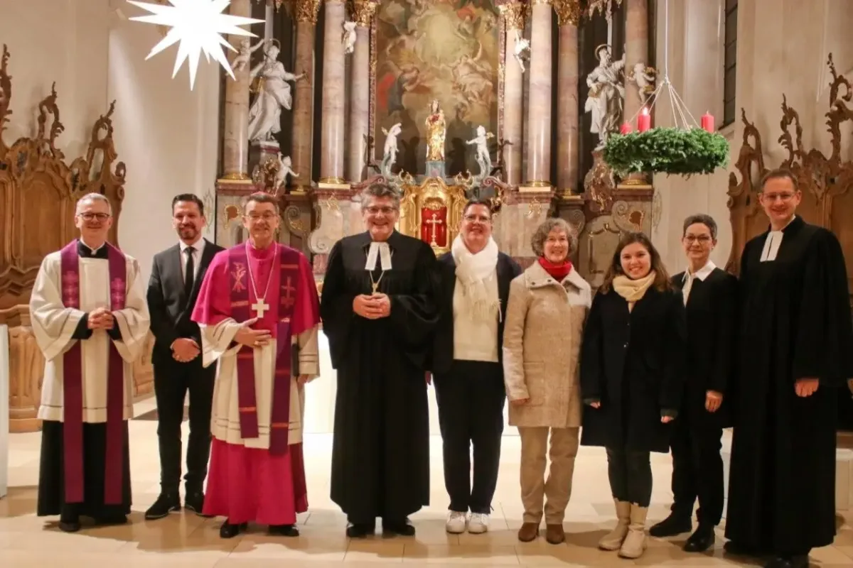 Von links: Münsterpfarrer Timo Weber, Evangelist Steffen Schanz von der neuapostolischen Kirche, Diözesanbischof Dr. Klaus Krämer, Landesbischof Ernst-Wilhelm Gohl, Petra Müller, Dorothee Kadelbach, Nina-Marie Strasser, Sabine Winzenried und Dekan Ulrich Dewitz. Foto: Berthold Hildebrand