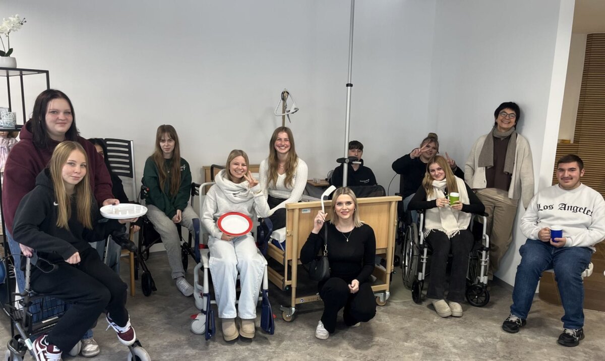 Die Klasse mit Petra Röcker (2. von rechts) Foto: Berufliche Schulen Schramberg