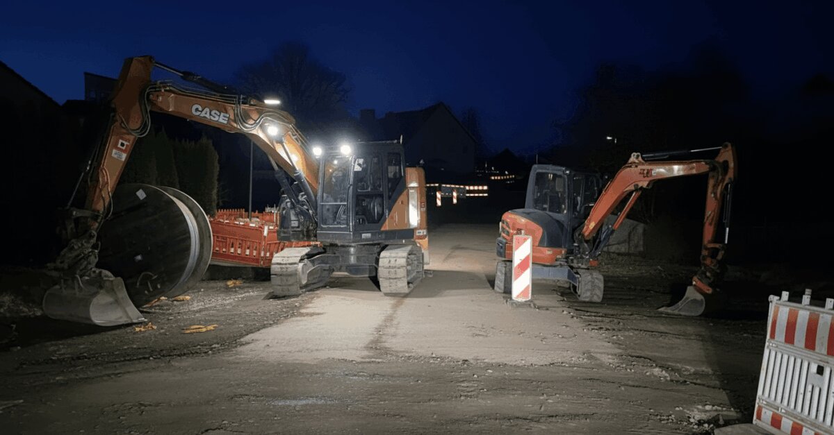 Zwei Bagger blockierten in der Nacht von Donnerstag auf Freitag die Durchfahrt in der Baustelle der Mariazeller Straße in Sulgen. Foto: Reuter