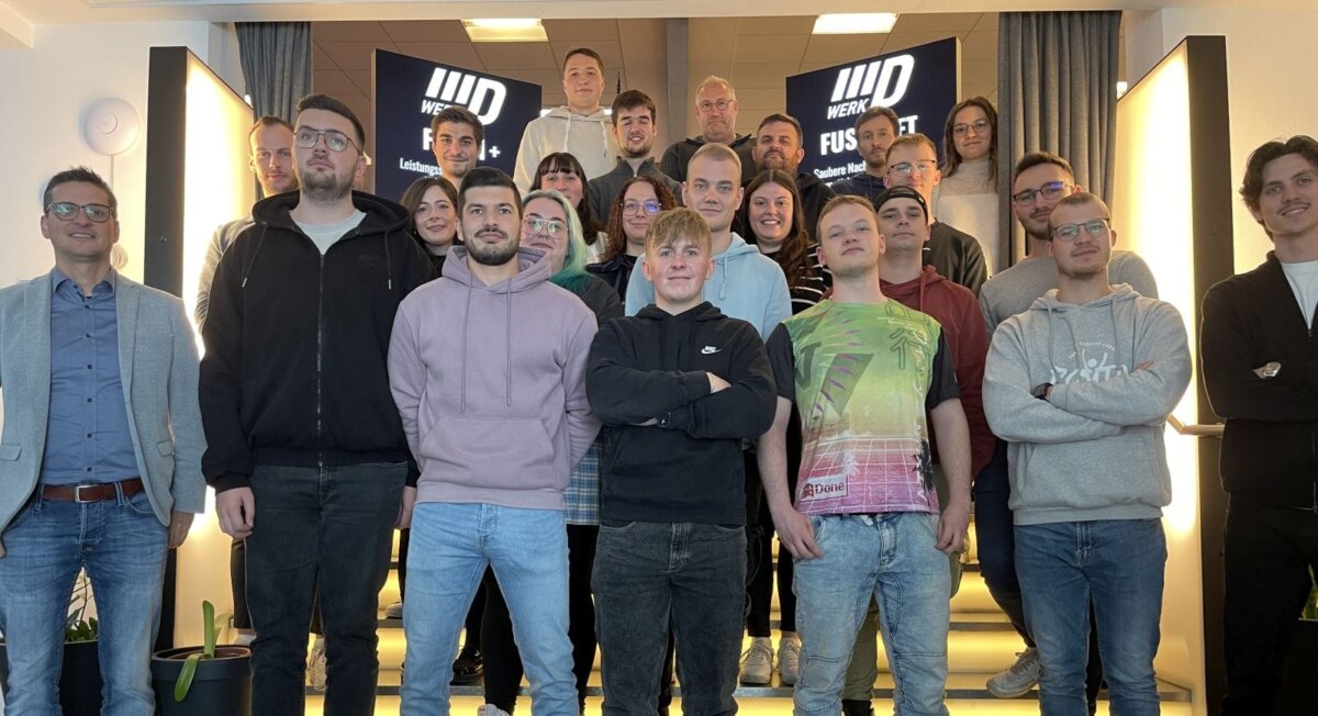 Fachlehrer Tobias Amann (vorne links) und Martin Welle (hinten rechts) informieren sich mit ihren Schülern über die neuesten Entwicklungen im 3D-Druckverfahren.Foto: Berufliche Schulen Schramberg