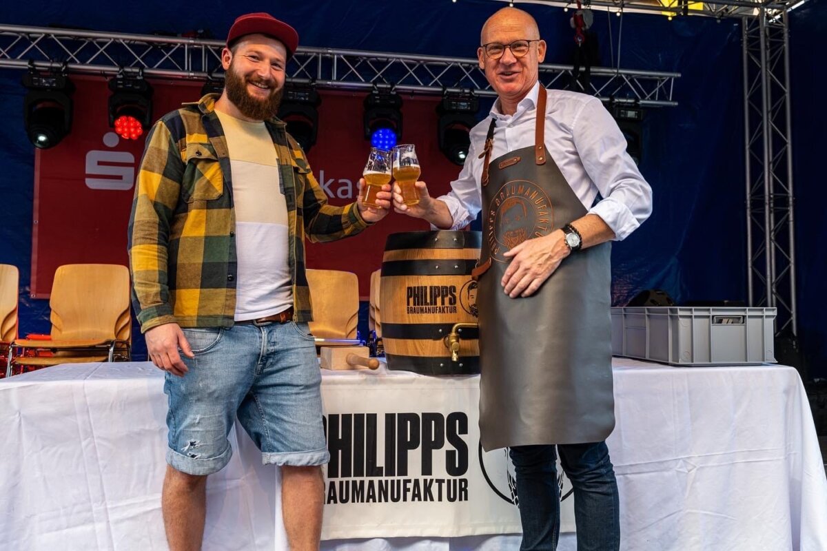 Dem früheren OB von Rottweil, Ralph Broß, scheint Philipp Schumpps Engagement gefallen zu haben. Unser Bild zeigt die beiden nach einem Fassanstich. Foto: privat