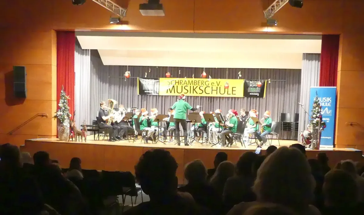 Zum Finale sangen alle mit "Lasst uns froh und munter sein..." Fotos: him