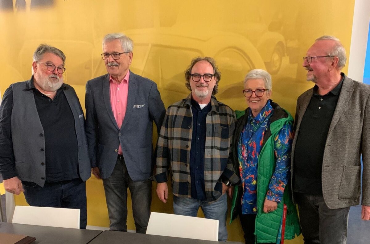 Neuer und alter Vorsitzender (von links): Udo Neudeck, Helmut Banholzer, Jürgen Bihlmaier, Anneliese Müller und Hans Haaser. Foto: pm