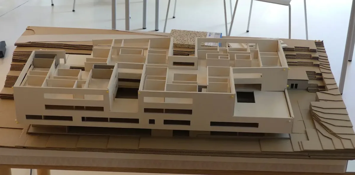 Im Modell schon fertig: Der Schulcampus. Foto: him