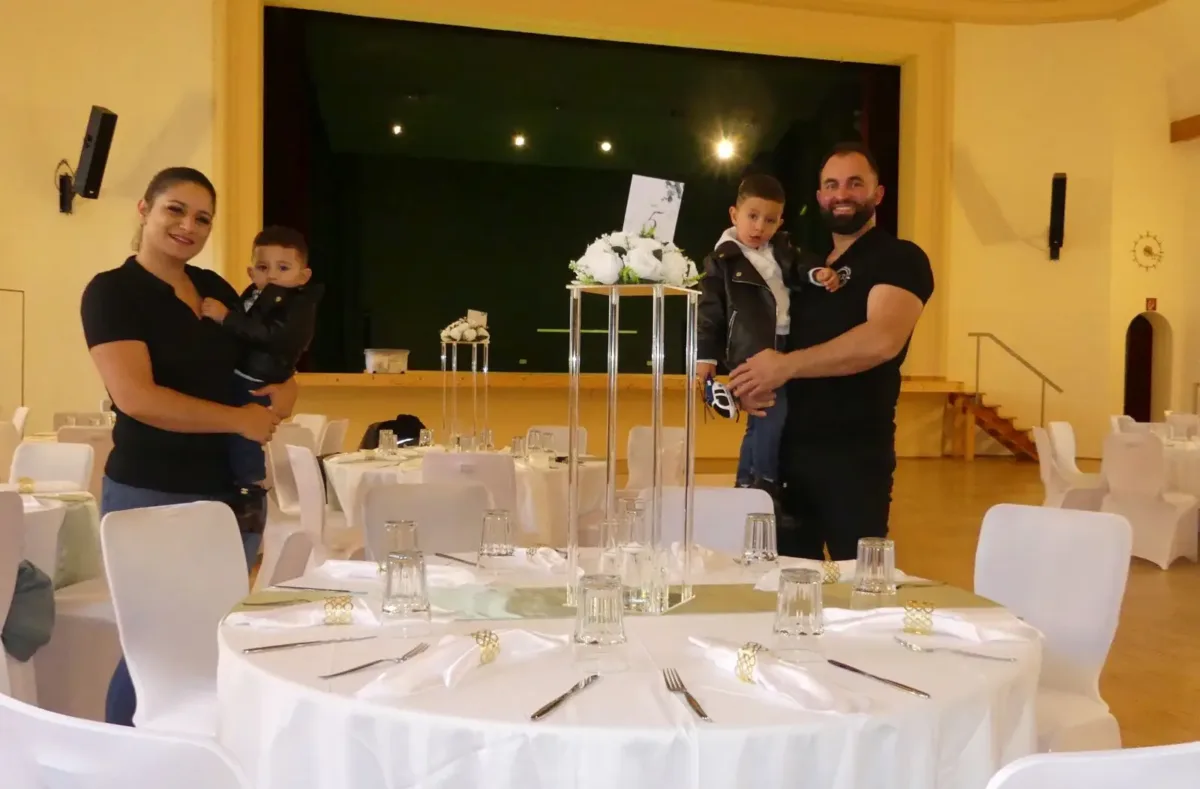 Gurbet und Herolind Rexhepi mit ihren beiden Buben Sefercan-Reis und Araz-Eris bei den Vorbereitungen für eine Hochzeit im Bärensaal min November 2025. Foto: him