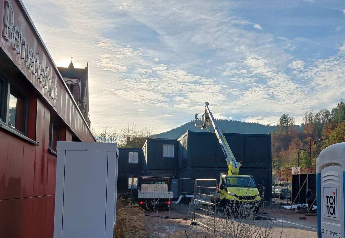 Die Handwerker sind dran am Ausbau der Berneckschulmodule - aber es dauert bis Ende November. Foto: him