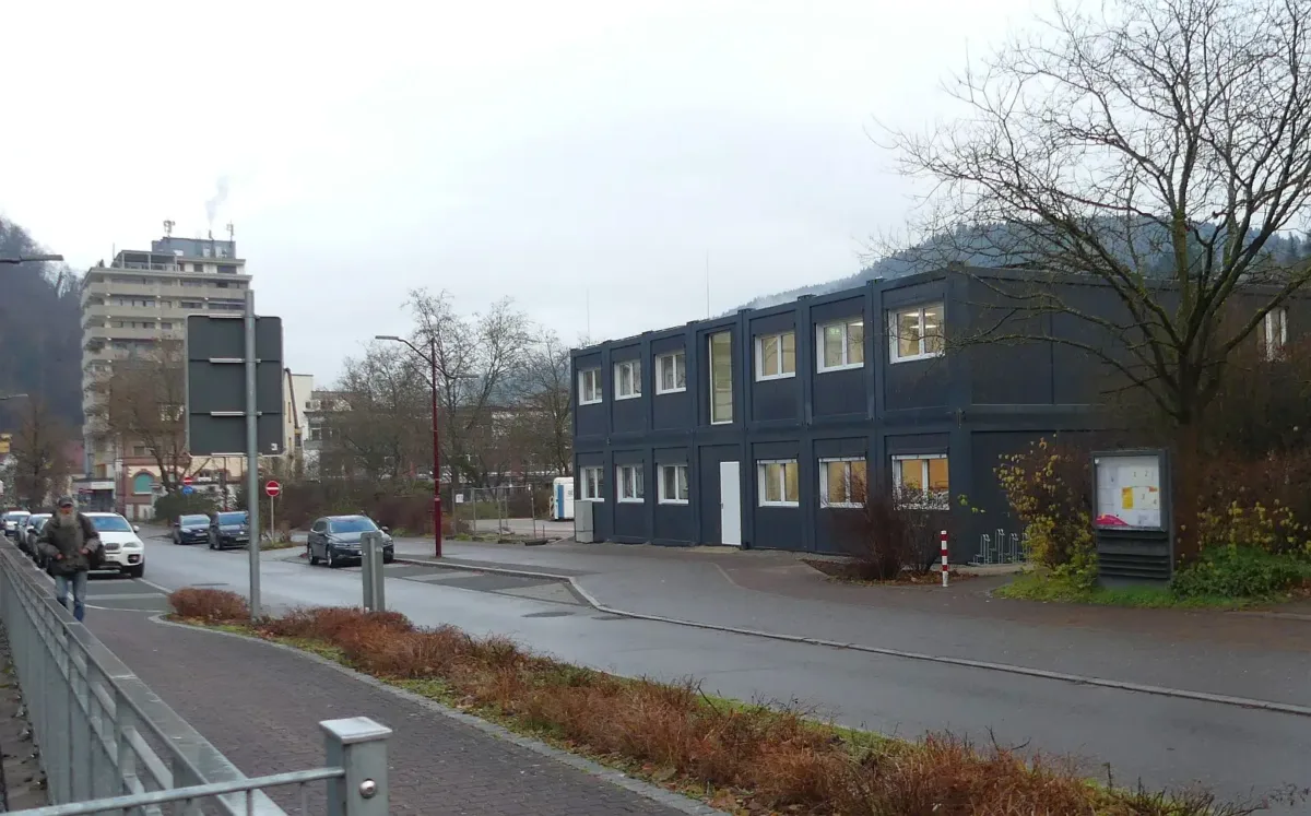 Auch am Samstag haben die Handwerker noch geschafft. Module an der Berneckschule. Foto: him
