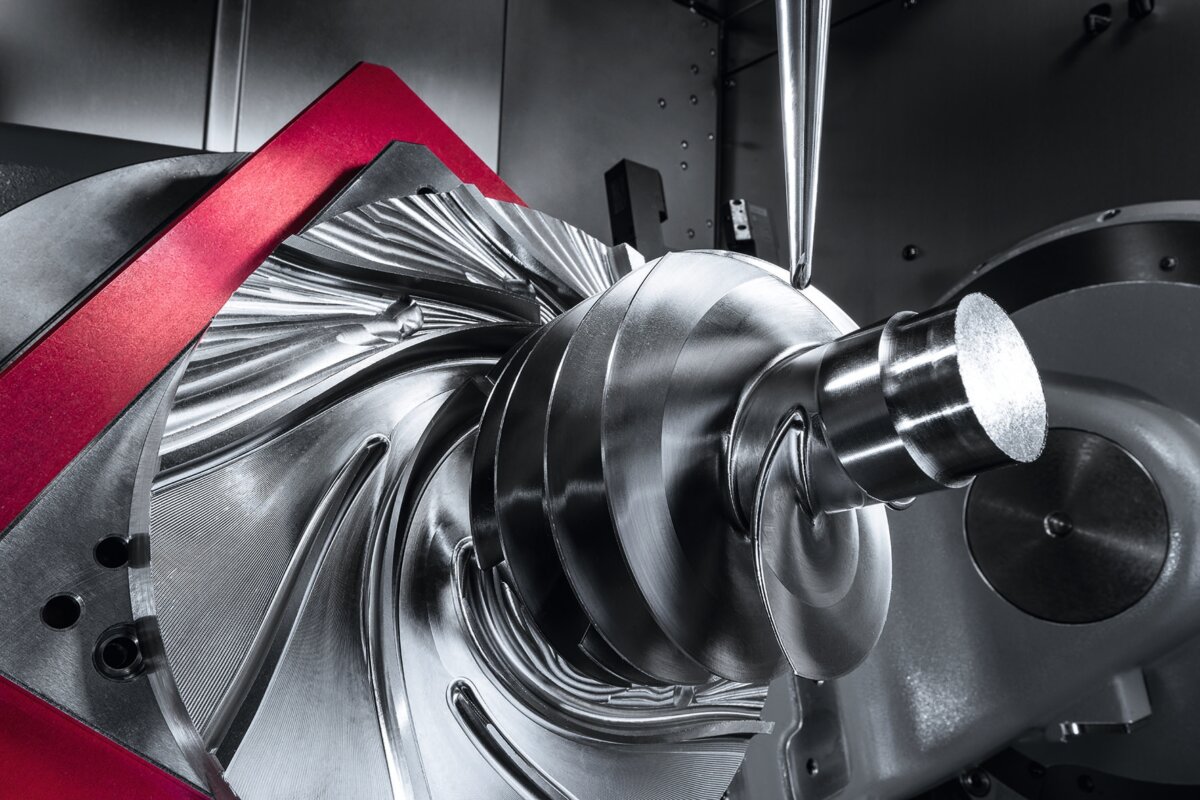 Aus dem Vollen gefräst: ein Impeller aus Titan, auf einer Hermle C 42 U MT dynamic.
Bild: Maschinenfabrik Berthold HERMLE AG