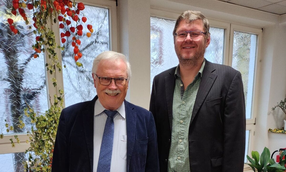 Gesamtkirchenpfleger Andreas Schmötzer ehrte Klaus Bauer (links) für 65 Jahre im Dienst der Gemeinde. Foto: pm