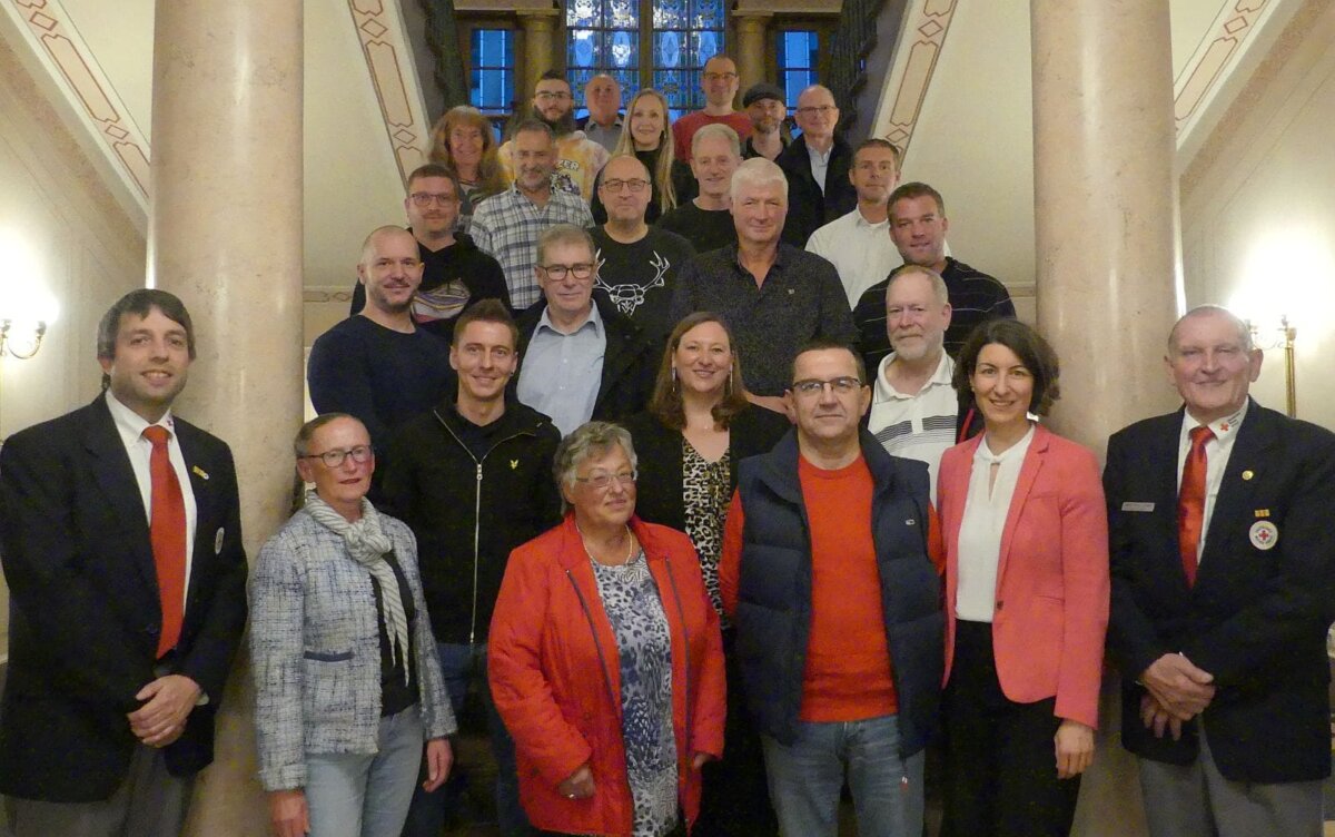 Blutspwenderehrung im Schloss mit Matthias Göllinger (links)  Oberbürgermeistwerin Dorothee Eisenlohr, (zweite von rechts) und Hans-Peter Albert (rechts) Foto: him