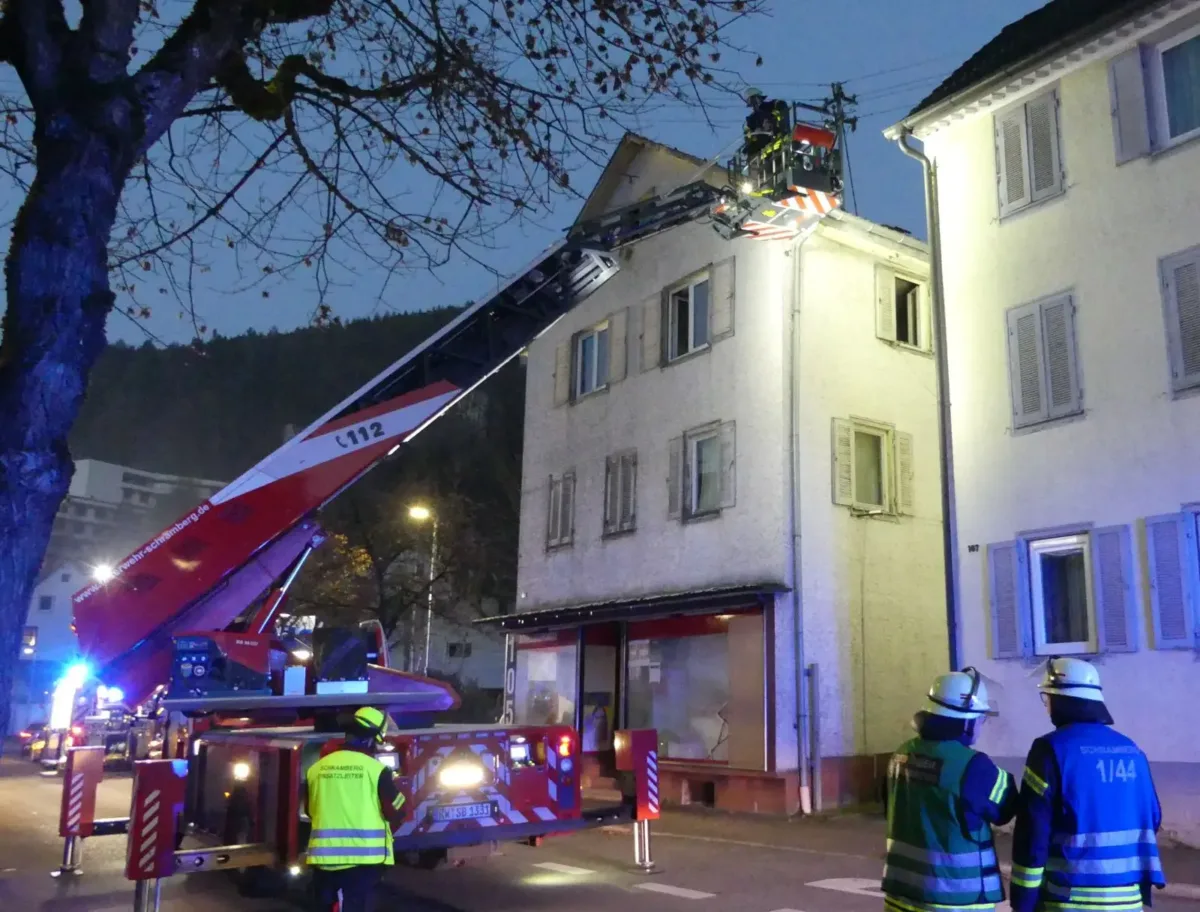 Im Gebäude, in dem der vor einigen Monaten verstorbene Maler Ralf Rota Maier gelebt und gearbeitet hat, ist am frühen Samstagabend ein  Feuer ausgebrochen. Foto: him