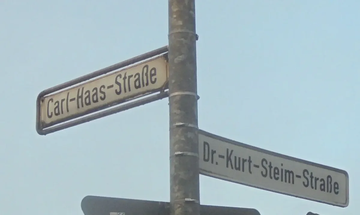 Die beiden Traditionsfirmen bleiben zusammen . Straßennamen mit den Namen von Firmenchefs im Sulgener Industriegebiet. Archiv-Foto: him