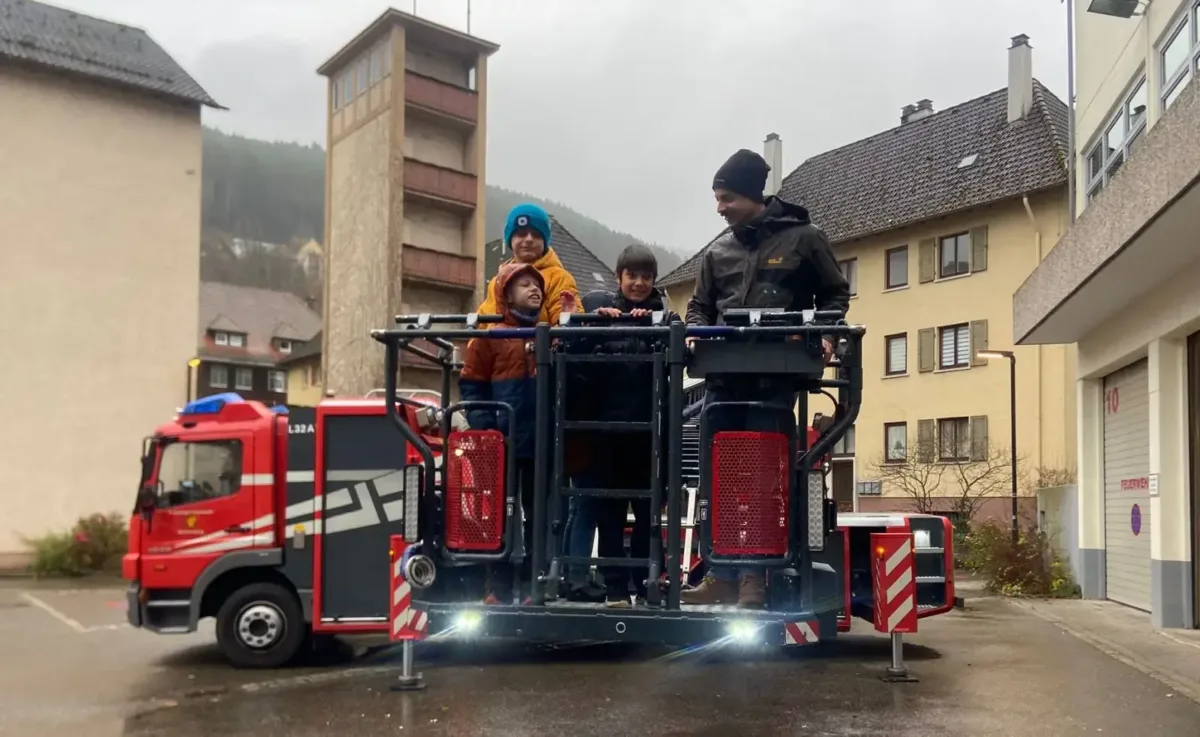 Die Kinder mit Fabian Kohlmann auf der Drehleiter. Foto: privat