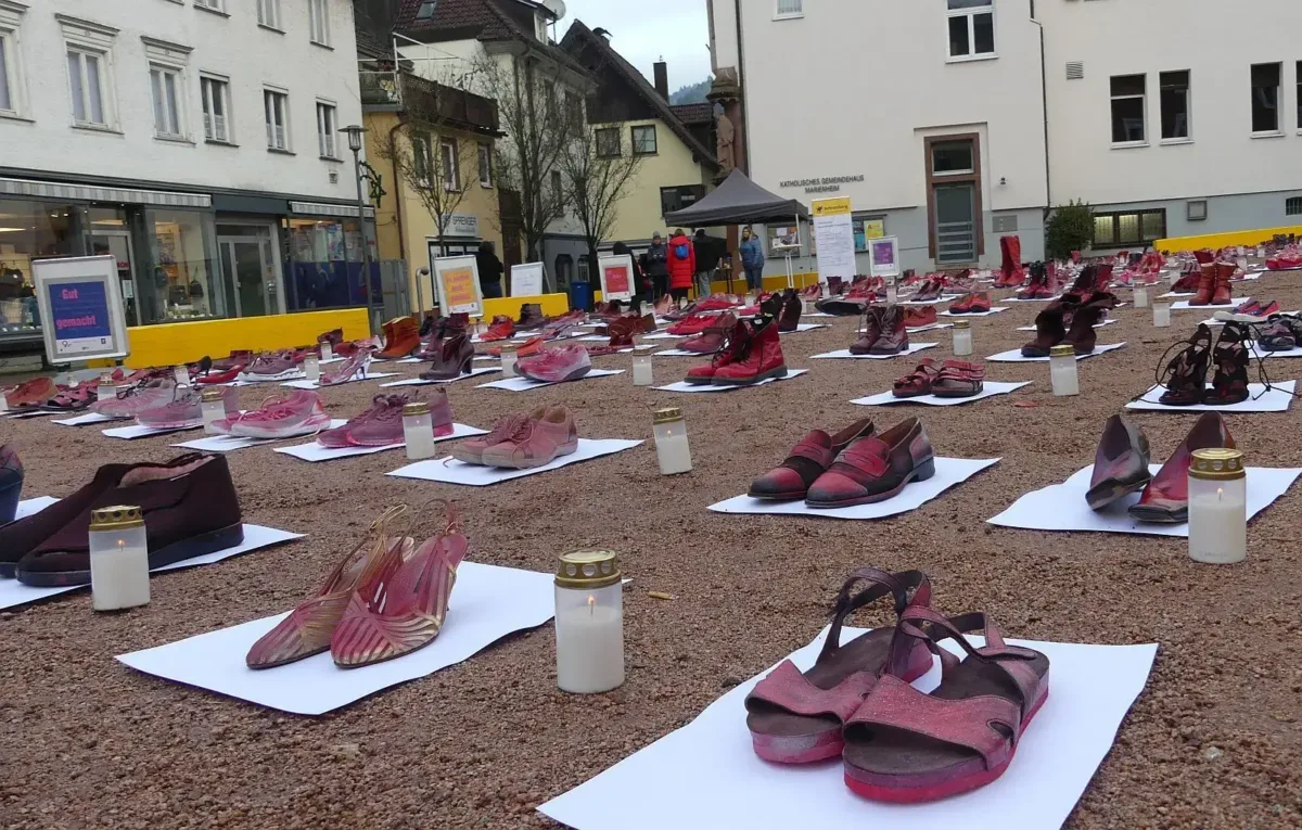 Der Frauenbeirat hat etwa 300 Paar  rote Schuhe auf dem Platz neben dem Rathaus aufgestellt. Foto: him